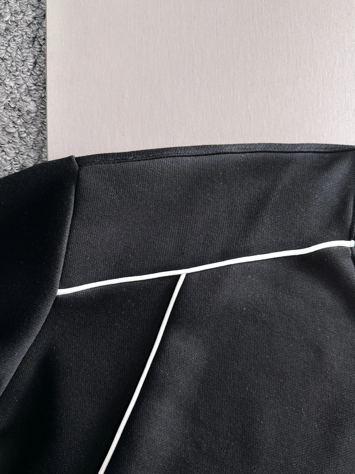 P360 Big Goose is the exclusive first release of 25ss new autumn and winter round neck long-sleeved sweatshirts for men and women. Many celebrities share the same style. Craftsmanship that cannot be copied by ordinary small workshops. We are not afraid of any challenges in terms of materials, detail restoration and craftsmanship, just to provide you with wonderful products. Compare the top original versions at will. No expense is spared just to do better. Unique imported fabric feel. Purely imported German machine production. Precision operation. Thousands of needles density. Full set of new accessories with three standards for simultaneous customization. The upper body is versatile and fashionable. A perfect choice for autumn and winter. A must-have item. Size chart: m-4XL (Please state your height and weight when placing an order.